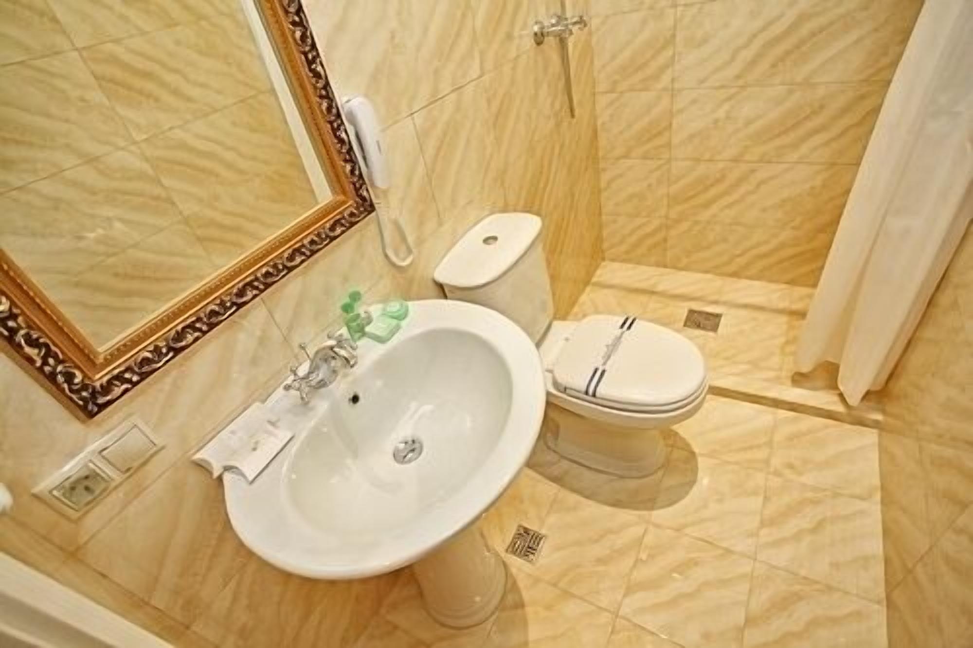 Un baño con lavamanos, inodoro y ducha.