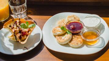 Dagelijks continentaal ontbijt (UAH 400 per persoon)