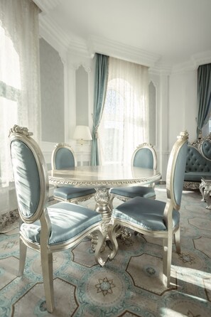 Desk, free WiFi, bed sheets, alarm clocks - Royal Grand Hotel (Kyiv)