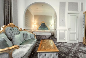 Junior Suite | Desk, free WiFi, bed sheets, alarm clocks - Royal Grand Hotel (Kyiv)