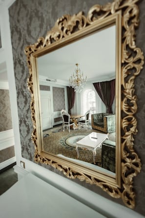Superior Suite | Desk, free WiFi, bed sheets, alarm clocks - Royal Grand Hotel (Kyiv)