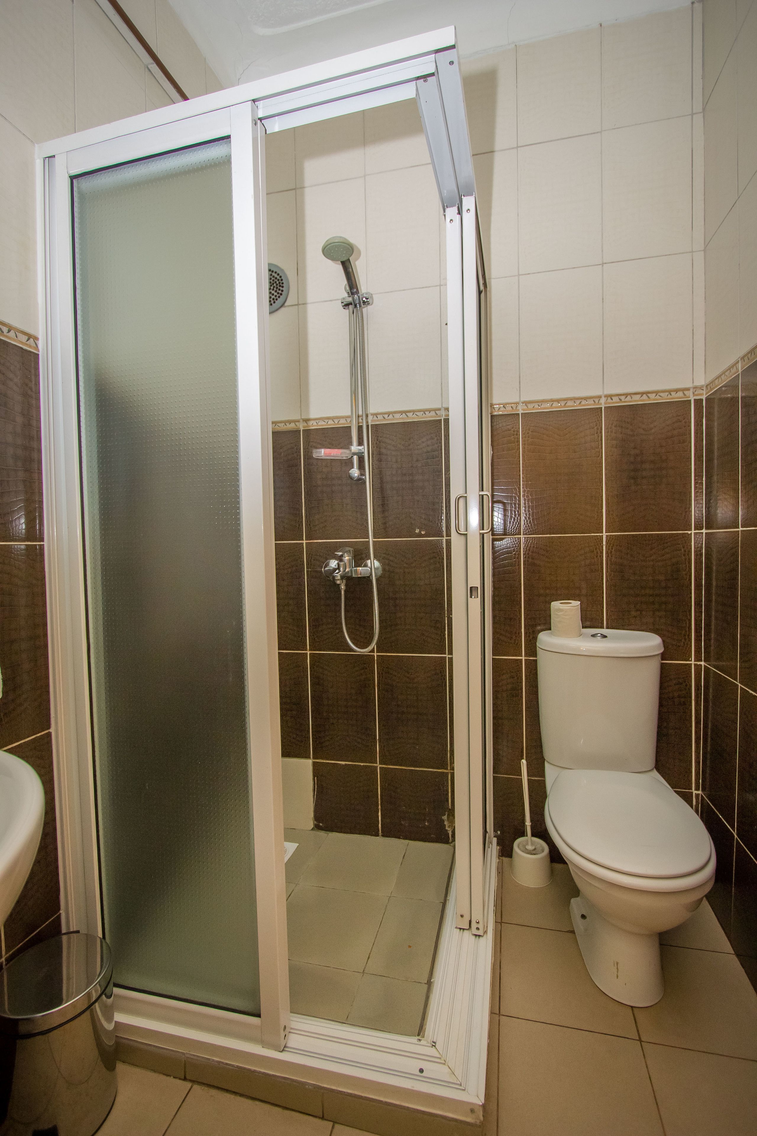 Badewanne und Dusche (separat), kostenlose Toilettenartikel