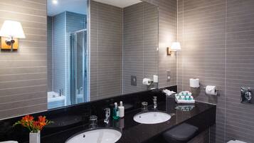 Suite | Bagno | Set di cortesia gratuito, accappatoio, asciugamani