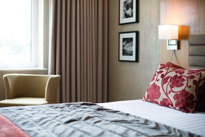 In-room safe, desk, laptop workspace, cribs/infant beds - Lakeside Park Hotel & Spa (Ryde)