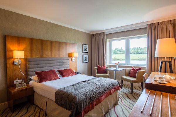 Executive kamer, 1 twee- of 2 eenpersoonsbedden, uitzicht op meer | Een kluis op de kamer, een bureau, een laptopwerkplek, babybedden