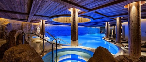 Piscine couverte, piscine extérieure, parasols de plage, chaises longues