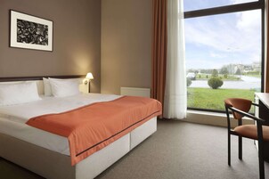 Ropa de cama hipoalergénica y caja de seguridad en la habitación