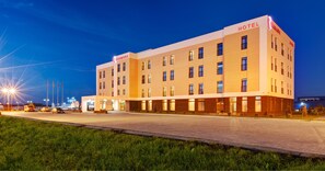 Fassade der Unterkunft – Abend/Nacht