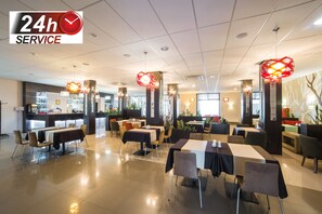 Frühstück, Mittagessen, osteuropäische Küche, Speisen im Freien