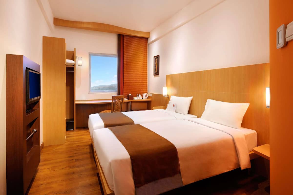 Standard Room, 2 Single Beds | In-room safe, desk, soundproofing, iron/ironing board