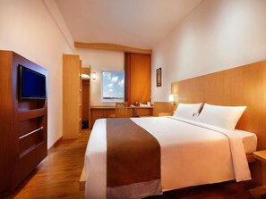 Kamar Standar, 1 Tempat Tidur Double | Brankas, meja kerja, kedap suara, dan setrika/meja setrika