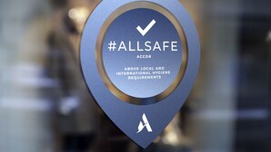Une affiche portant le texte suivant : « #ALLSAFE ACCOR : DÉPASSE LES NORMES D’HYGIÈNE LOCALES ET INTERNATIONALES ».