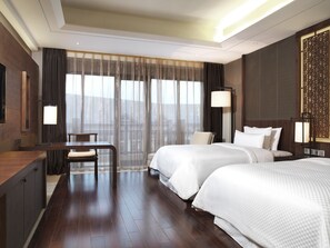 Ropa de cama de alta calidad, cubrecamas y minibar 