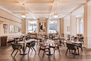 2 restaurantes, se sirve desayuno 