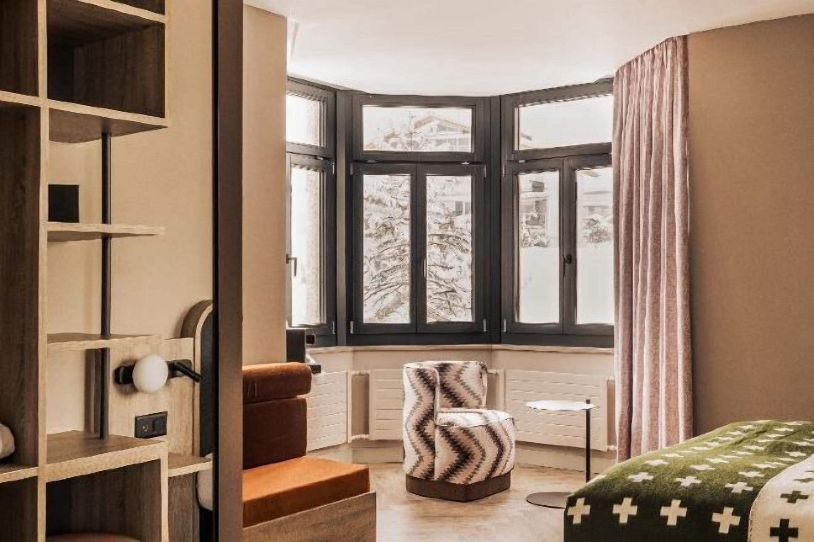 Roupas de cama premium, cofres nos quartos, escrivaninha