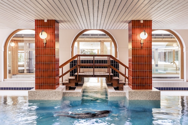 Innenpool, Außenpool (je nach Saison geöffnet), Sonnenschirme