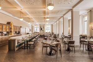 Hi ha 2 restaurants amb esmorzars