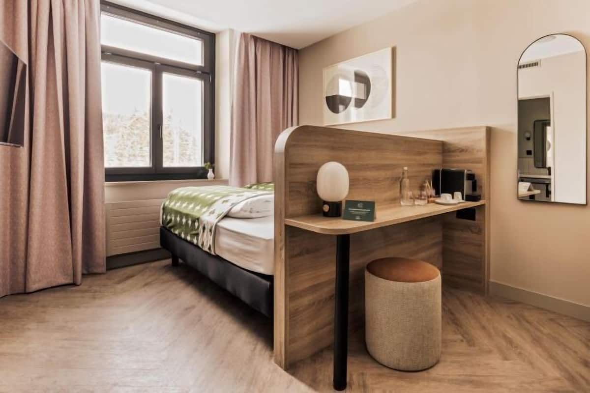 Premium bedding, in-room safe, desk, free WiFi