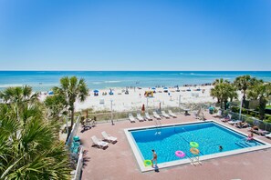 Utendørsbasseng, bassengparasoller og solsenger