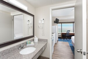 Three Queen Suite, Kitchenette with Gulf View | Bilik Mandi | Pengering rambut, tuala disediakan 