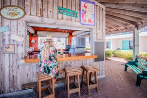 Pemandangan pantai, dibuka pada hari-hari tertentu 