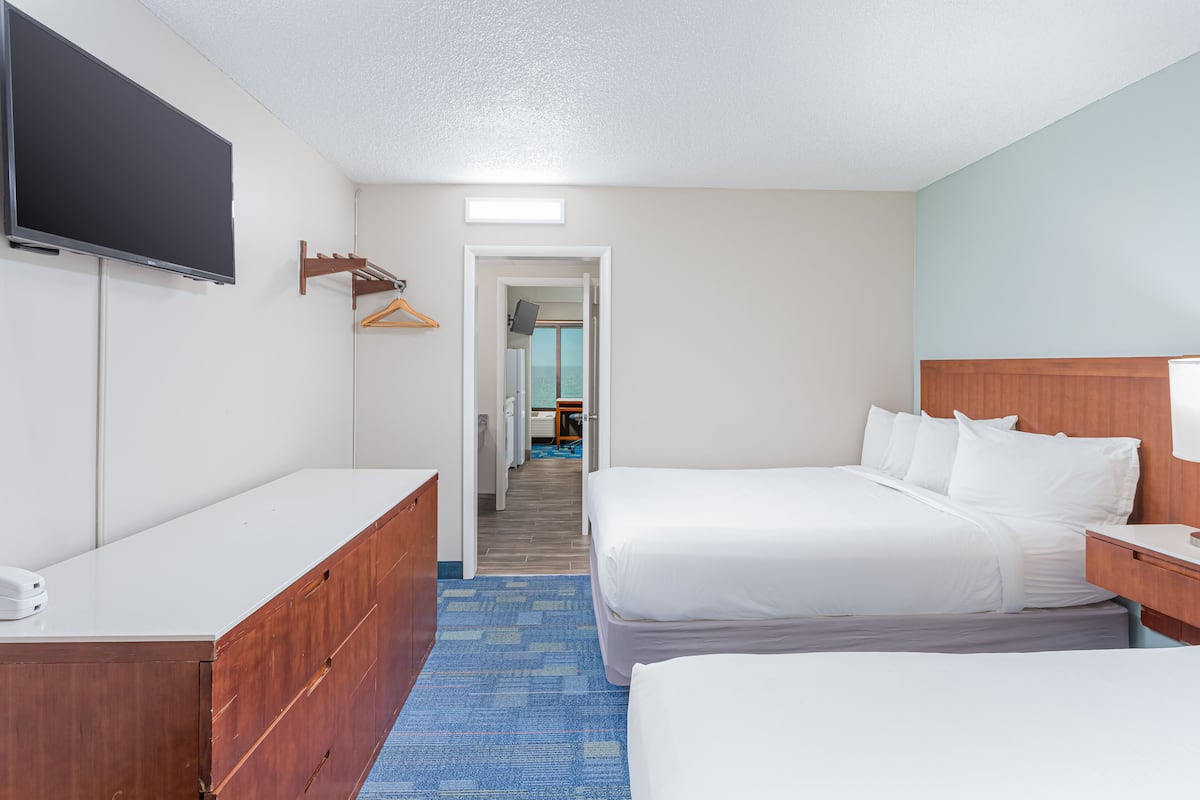 Three Queen Suite, Kitchenette with Gulf View | Langsir/tirai gelap terus, seterika/papan seterika, Wi-fi percuma 