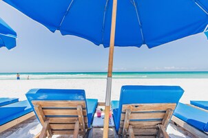 En la playa, arena blanca, surf