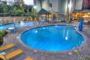 Indoor pool, seasonal outdoor pool - Hampton Inn Pigeon Forge (Pigeon Forge)