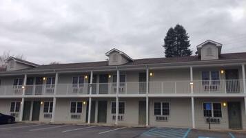 Fachada de la propiedad por la tarde o noche