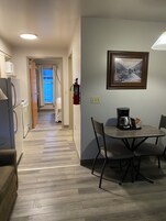 Suite, 1 cama de matrimonio grande con sofá cama, no fumadores | Escritorio, tabla de planchar con plancha, wifi gratis y ropa de cama