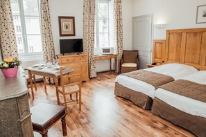 Twin Room, Kitchenette