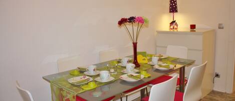 Standaard appartement, 1 slaapkamer, keuken | Privékeuken | Een koelkast/vriezer, een magnetron, een kookplaat, een vaatwasser