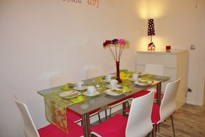 Apartamento standard, 1 quarto, cozinha | Cozinha privada | Geladeira grande, micro-ondas, cooktop, lava-louças
