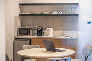 Premium One Bedroom Suite | リビング エリア | スマートテレビ、書庫