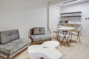 Premium One Bedroom Suite | リビング エリア | スマートテレビ、書庫