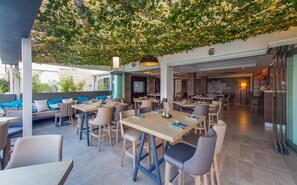 Outdoor pool, pool loungers - Captain Karas Holiday Apartments (Paralimni)