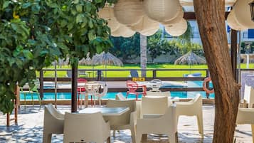Outdoor pool, sun loungers