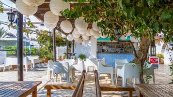 Außenpool, Liegestühle