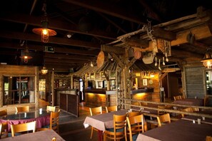 Breakfast, lunch, dinner served; beach views 