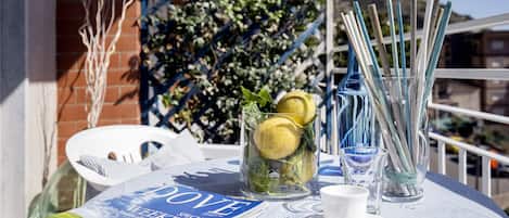 A table set with a menu, a glass with lemon slices, and a vase with straws.