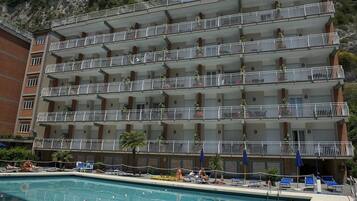 Sesongbasert utendørsbasseng og solsenger