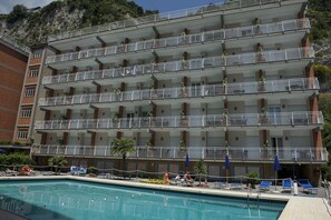 Piscine extérieure (ouverte en saison), chaises longues