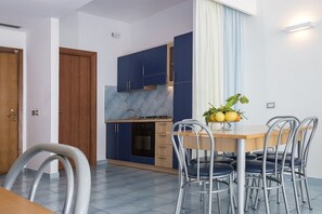 Appartement supérieur, 1 chambre | Cuisine privée | Réfrigérateur grande capacité avec congélateur, un four