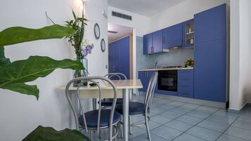 Studio | Eget kjøkken | Kjøleskap, ovn, kokeplater og kaffetrakter/tekoker