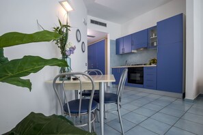 Studio | Cuisine privée | Réfrigérateur grande capacité avec congélateur, un four