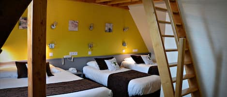 Chambre quadruple Confort | Literie de qualitĂ©, bureau, rideaux dâobscurcissement