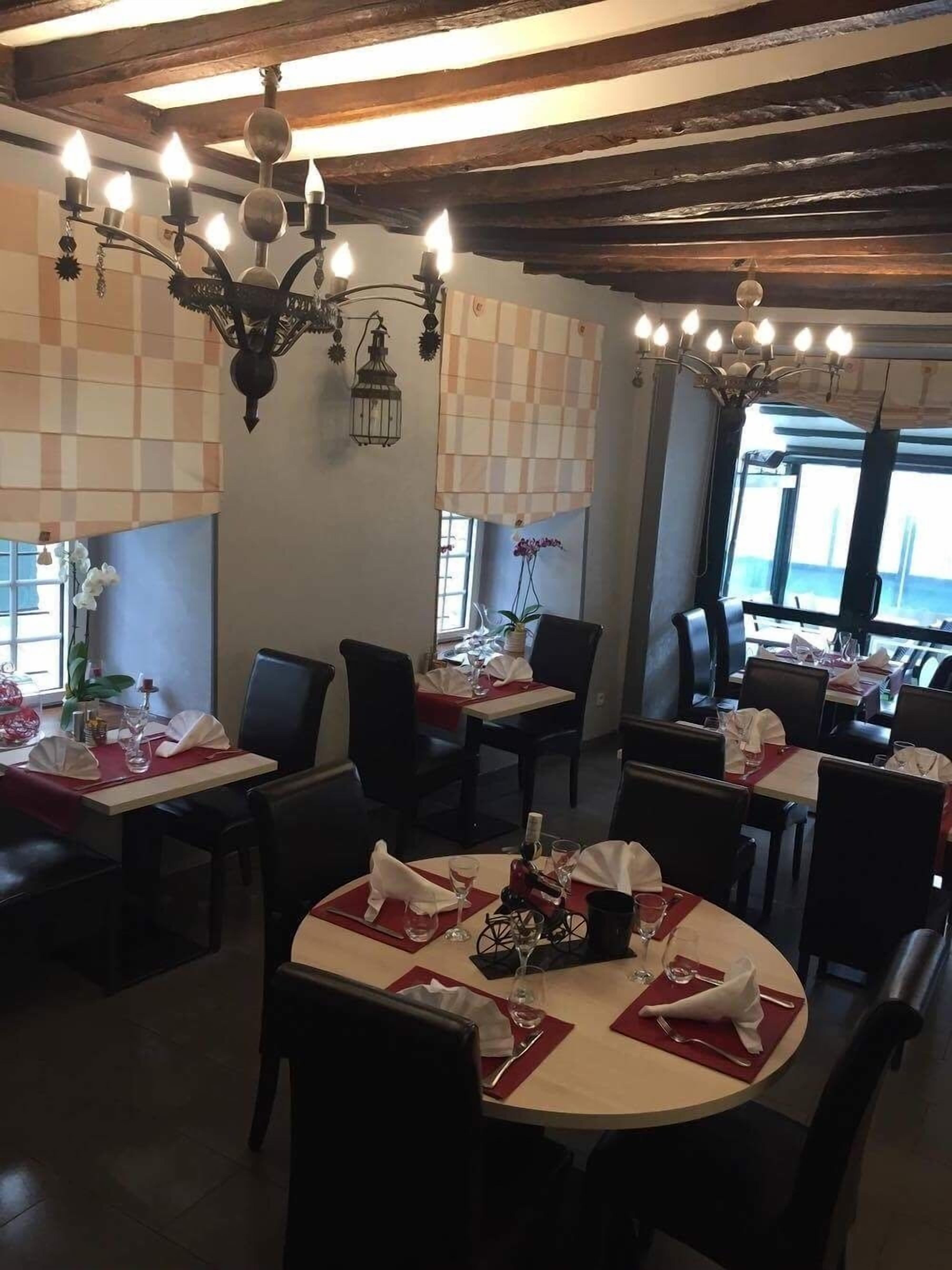 2 restaurants, lunch, dinner served; regional cuisine