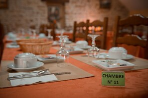 Daily buffet breakfast for a fee - La Croix Verte (Bain-de-Bretagne)