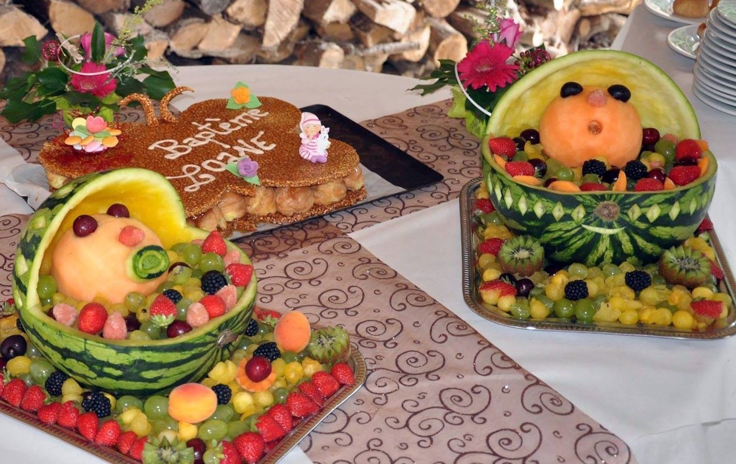 2 restaurants, lunch, dinner served; regional cuisine