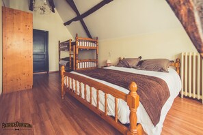 Habitación cuádruple Confort | Ropa de cama de alta calidad, escritorio, cortinas opacas